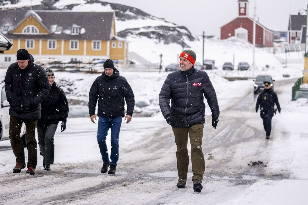 mænd går på vej med sne