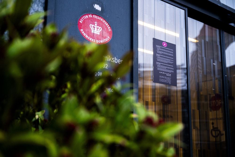 skilt på facade på retsbygning