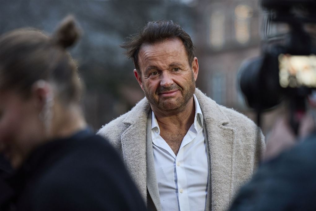 mand med skjorte og jakke