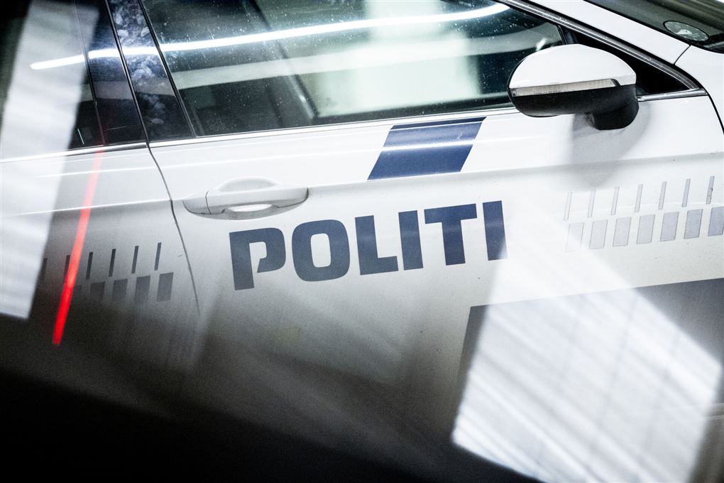 politibil med påskriften politi
