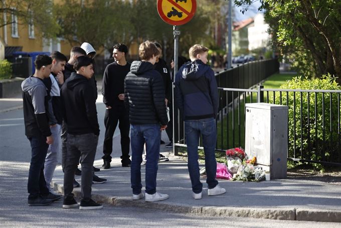 unge mennesker går på gaden