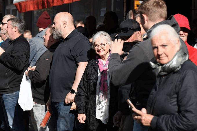 lille kvinde mellem mange mennesker
