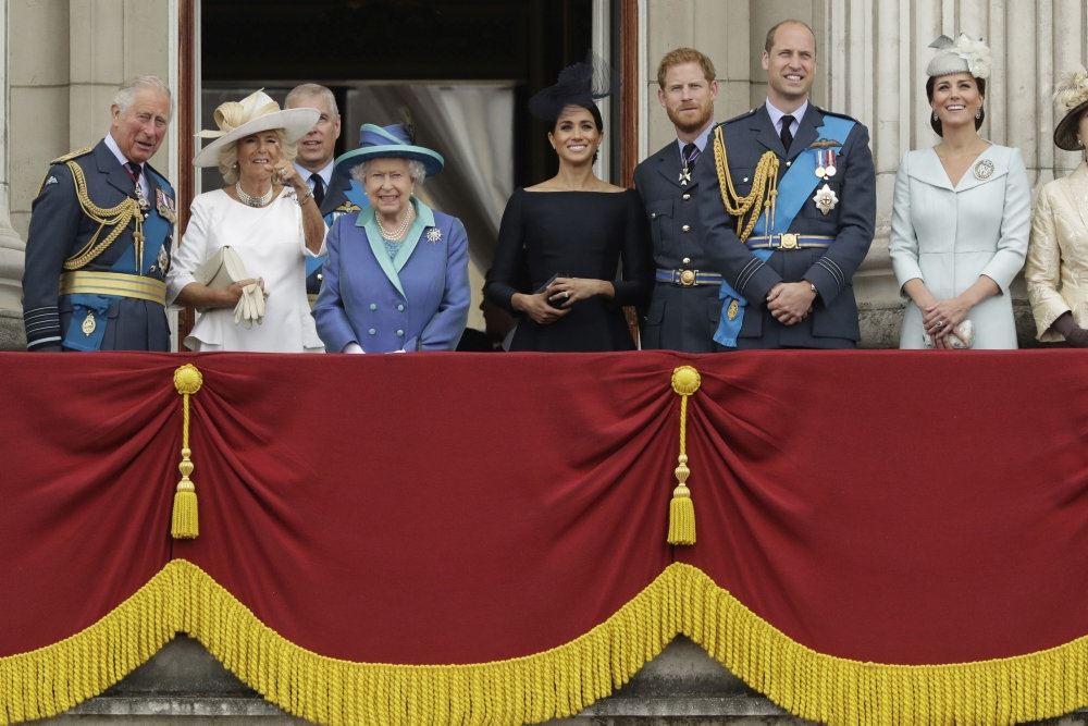 den britiske kongefamilie på balkon