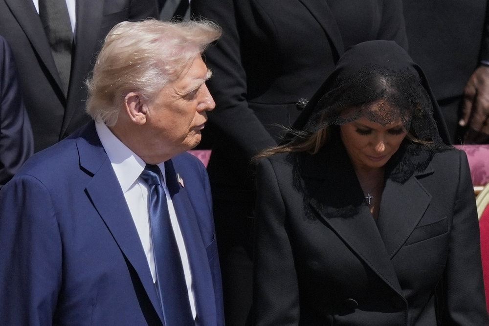 Donald Trump i profil sammen med sin kone