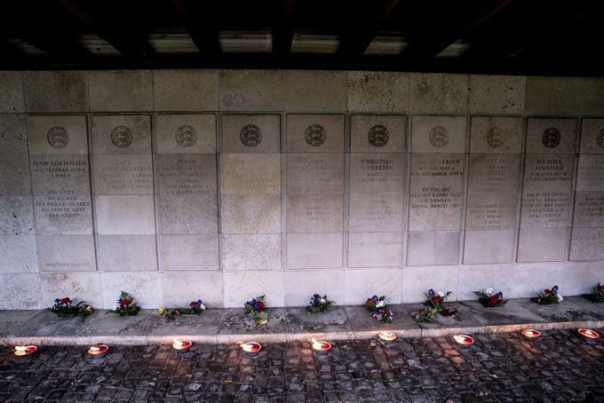 lys ved en mur