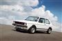 en hvid VW Golf på vejen