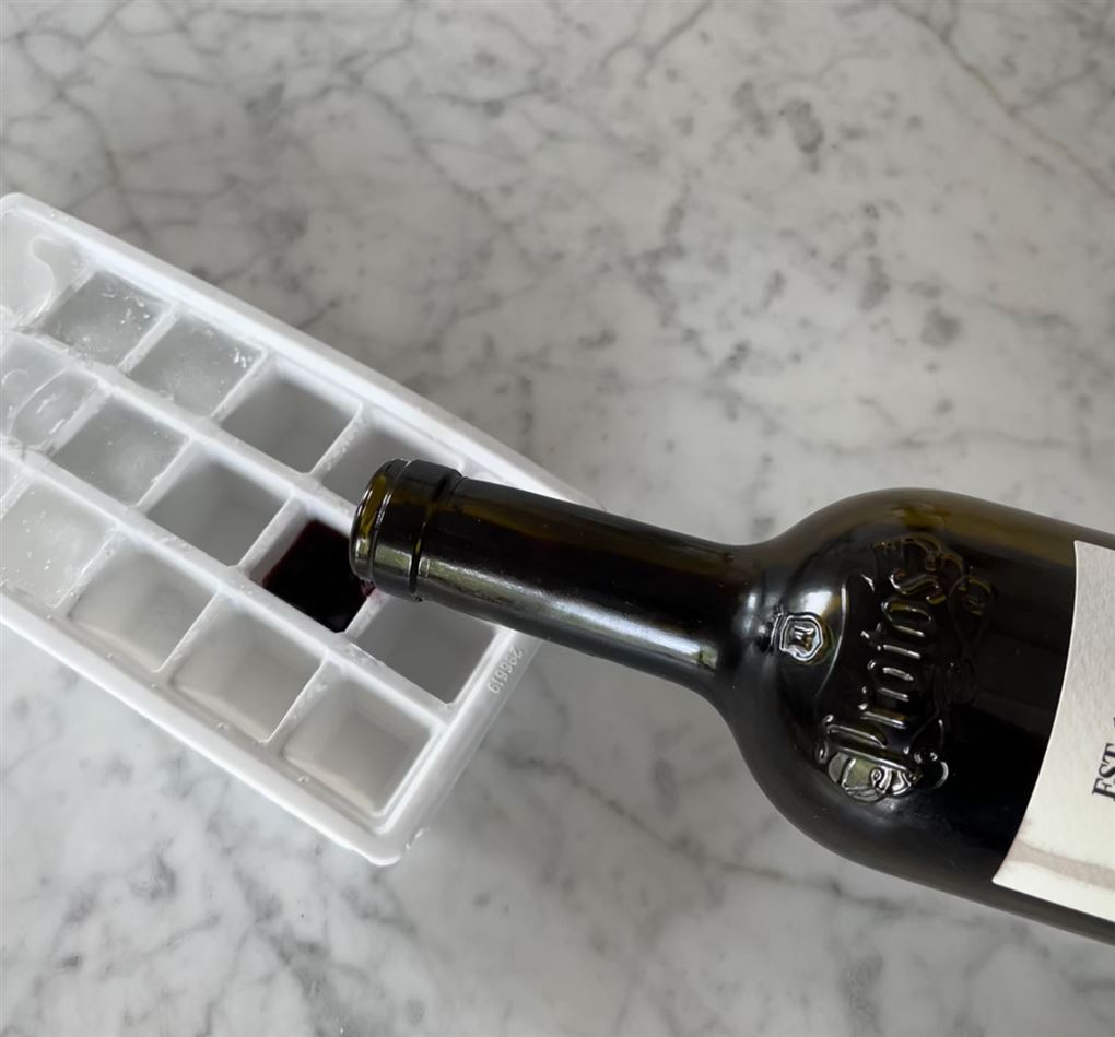 en frysebakke og en vin