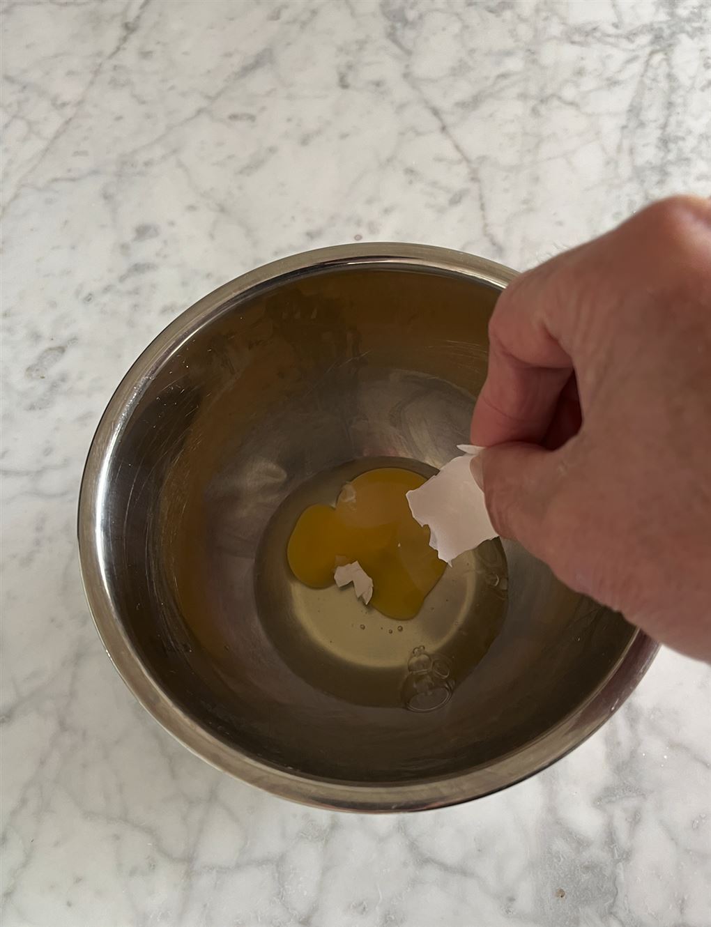 en æggemasse med skal i