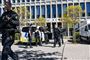politibil med betjente foran bygning