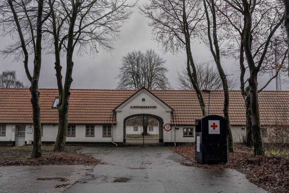 Facade af stor hovedbygning