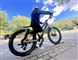 en dreng på en mountainbike