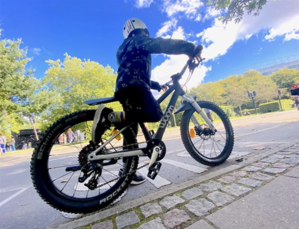 en dreng på en mountainbike