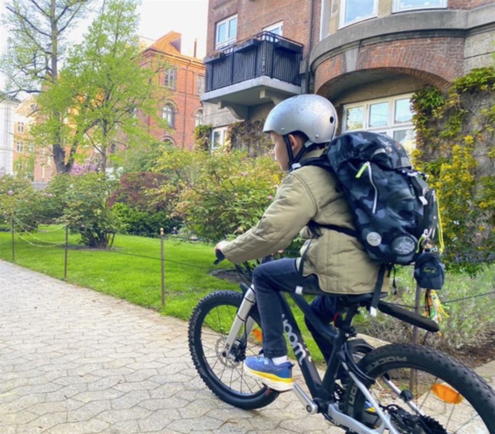 En dreng på en cykel