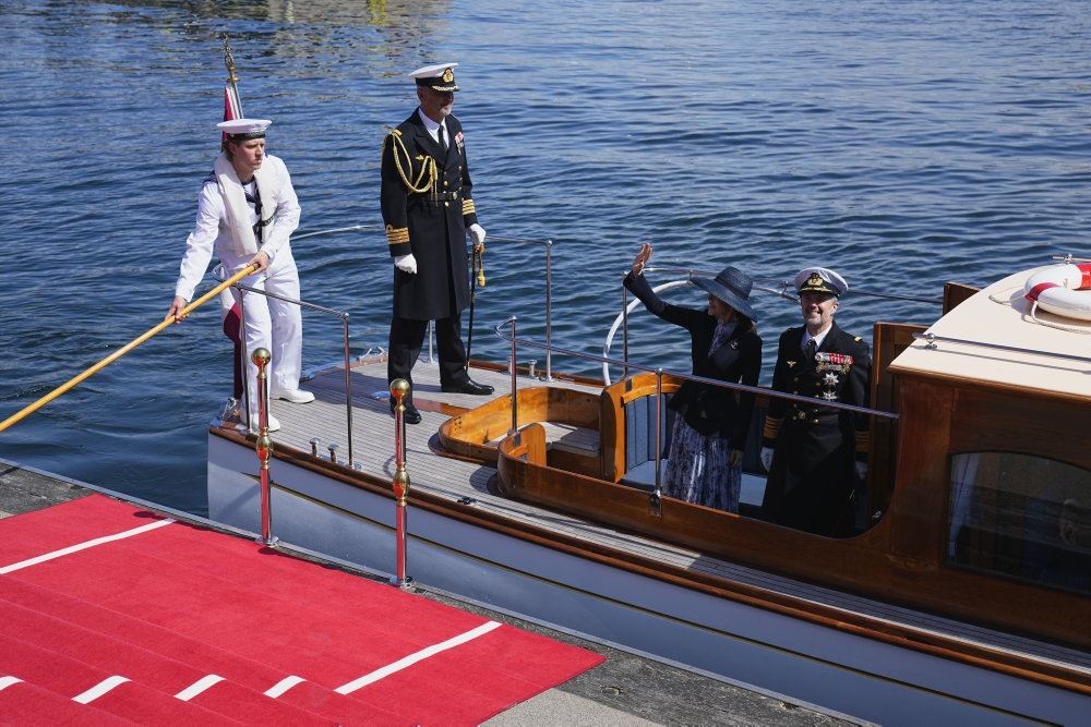 mennesker går ombord på skib