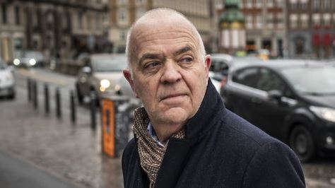 mand går i fodgængerfelt