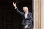 Dronning Margrethe vinker