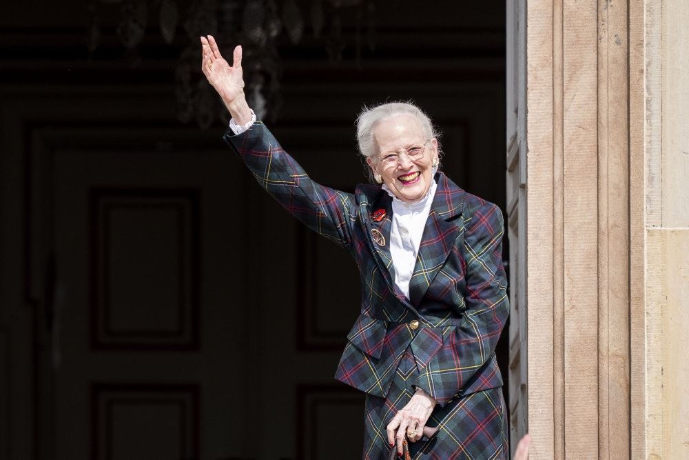Dronning Margrethe vinker