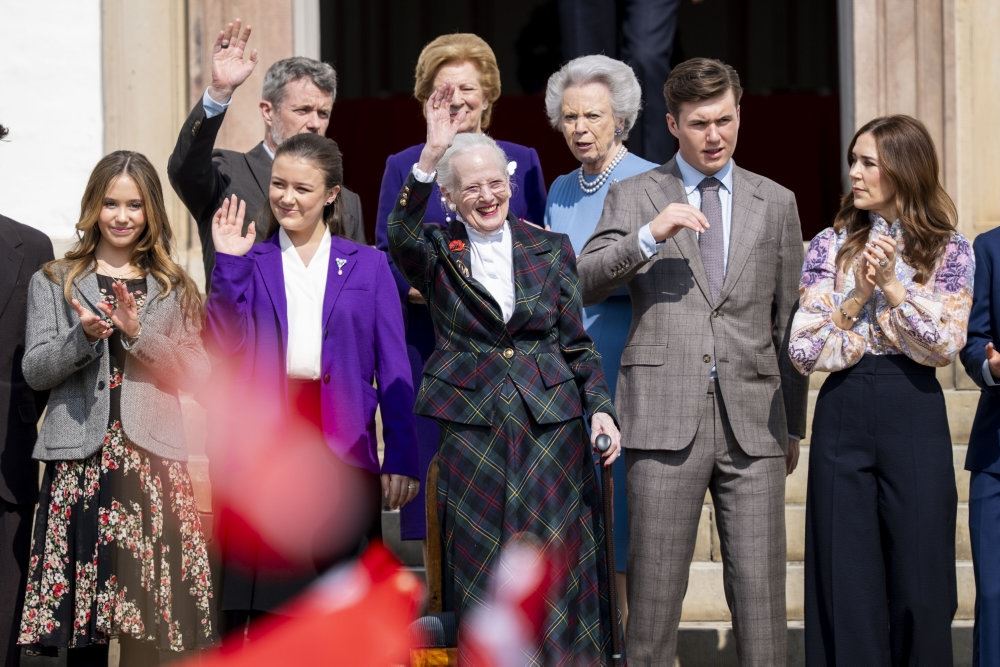 dronning margrete poserer med familien 