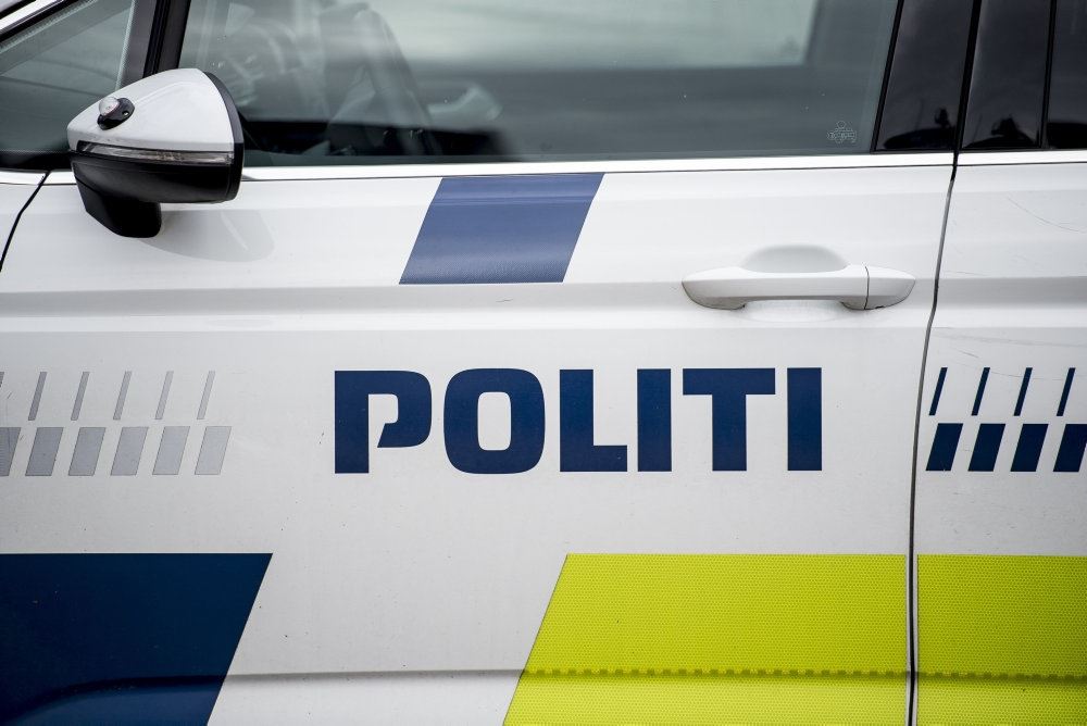 politibil med påskriften politi