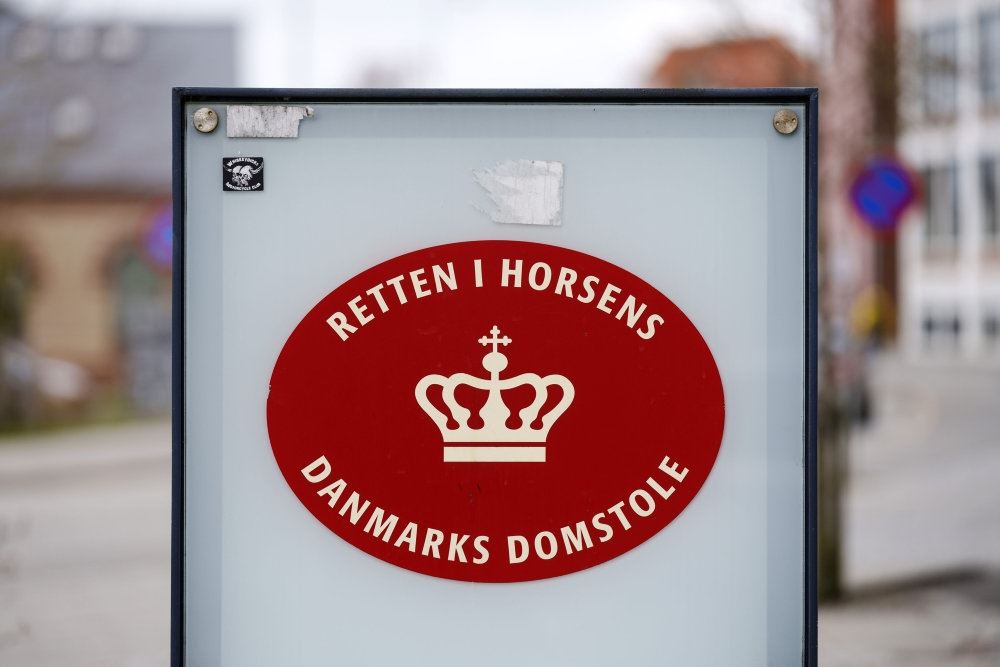 Skilt foran byretten i Horsens