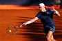 Mand i mørkt tennistøj og hvid kasket