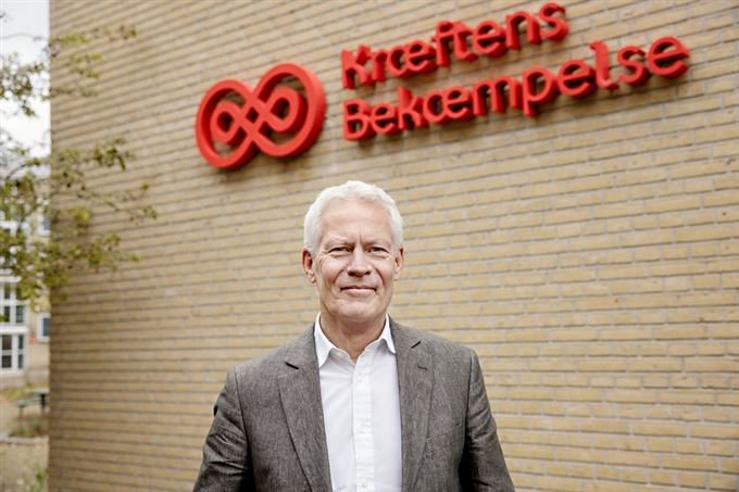 mand står foran mur 