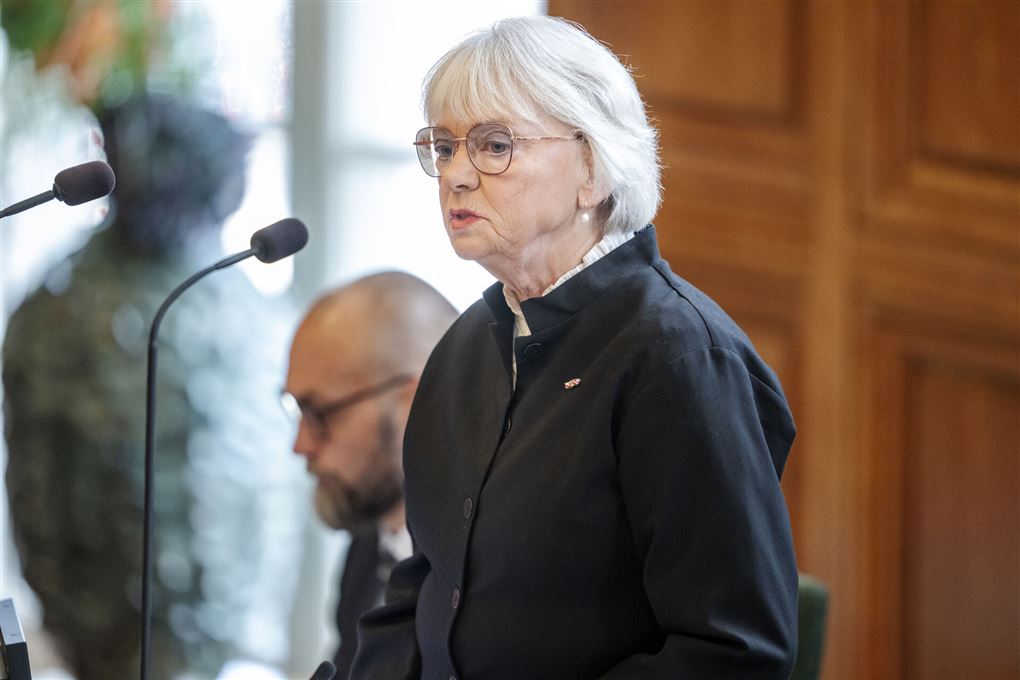 kvinde i mørkt tøj på folketingets talerstol