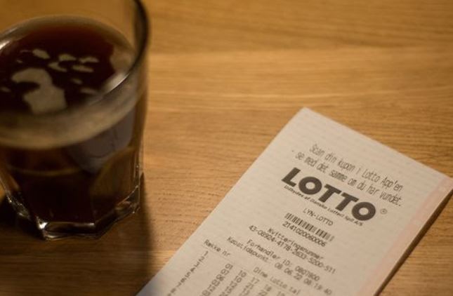 Lotto-kupon på bord