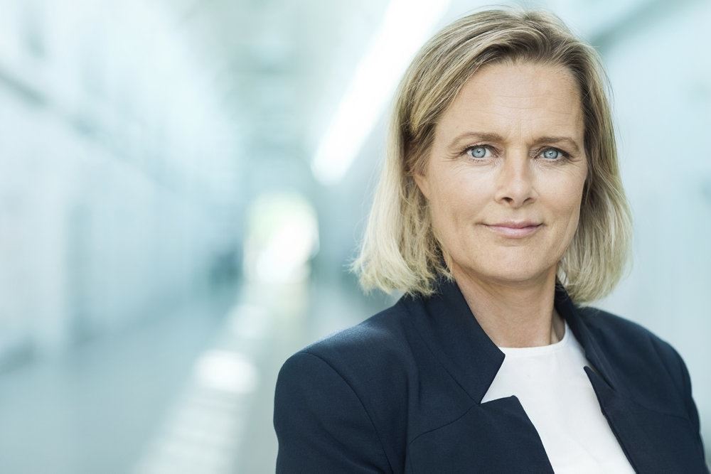 portræt af kvinde med mellemlangt lyst hår
