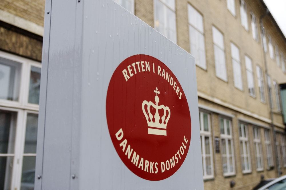 skilt fra retsbygning