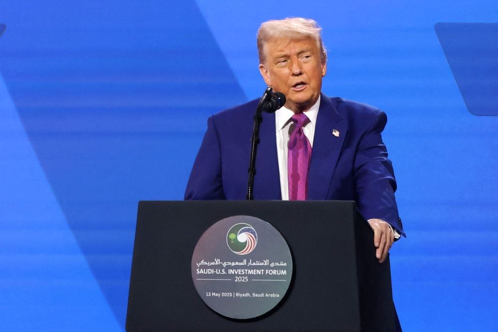 Trump i blåt jakkesæt på en talerstol