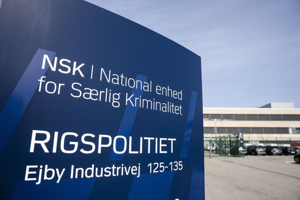 blå facade med hvid skrift, hvor der står Rigspolitiet