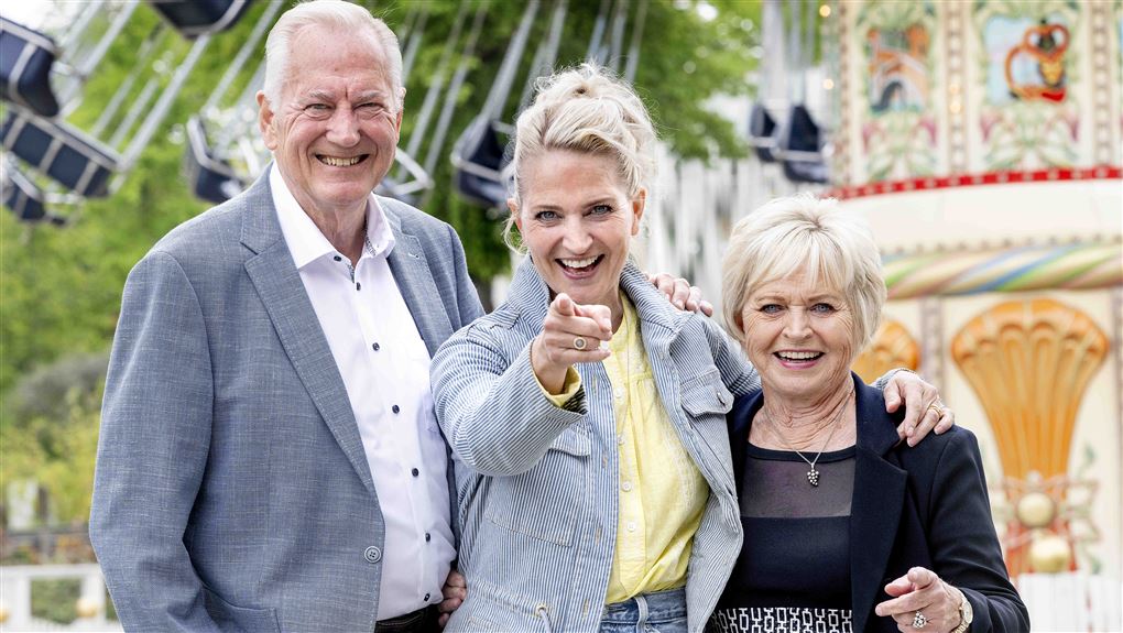 Ældre par med glad datter i midten