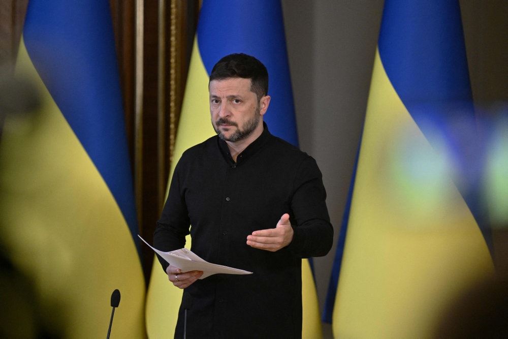 billede af den ukrainske præsident, Volodymyr Zelenskyj,på en talerstol