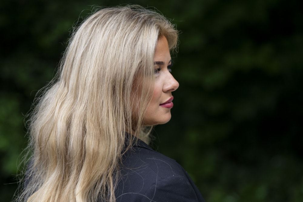 kvinde med langt hår poserer