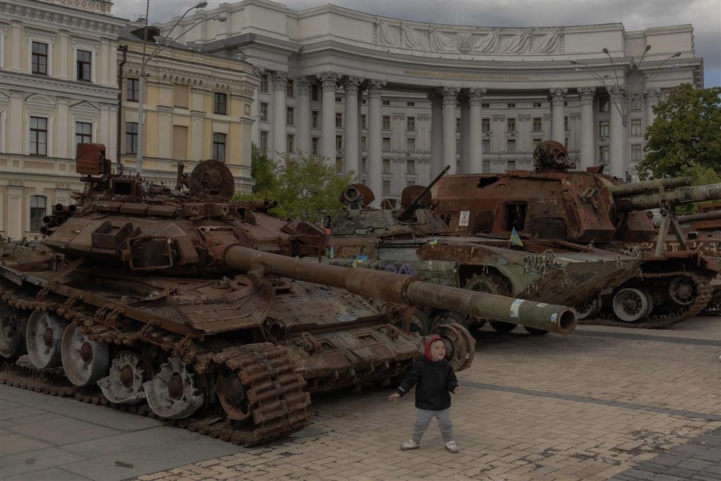 Et barn står ved ødelagt tank 