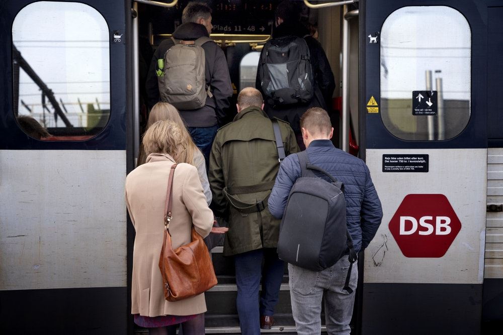 passagerer på vej ind i tog