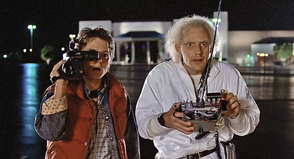 en mand og en ung mand i en film