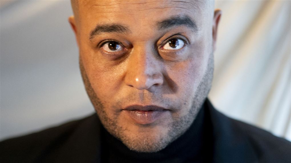 en mand kigger på fotografen