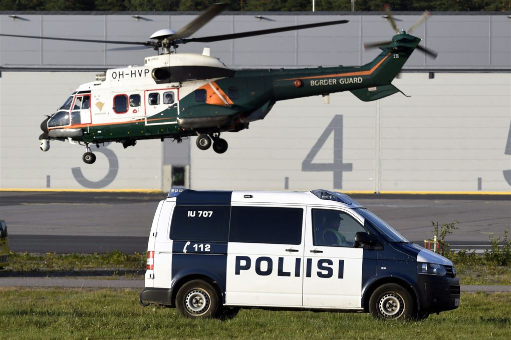 en politibil og en helikopter