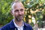 portræt af skaldet mand i blåp jakke