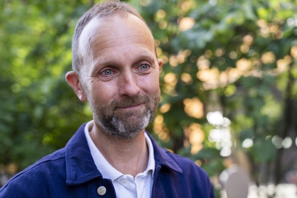 portræt af skaldet mand i blåp jakke