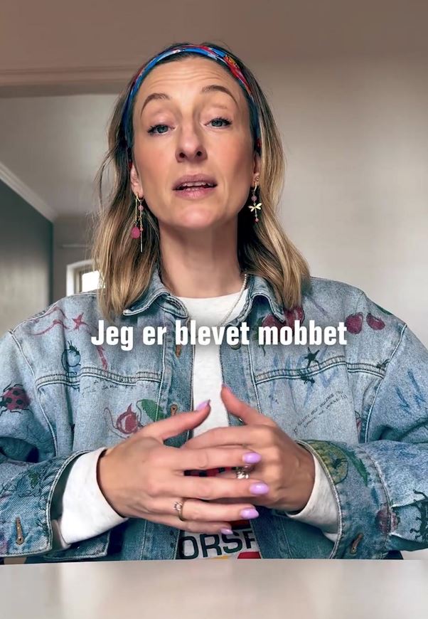 en kvinde taler