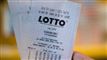 Hånd med lotto kuponer