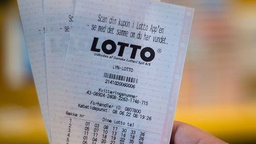 Hånd med lotto kuponer