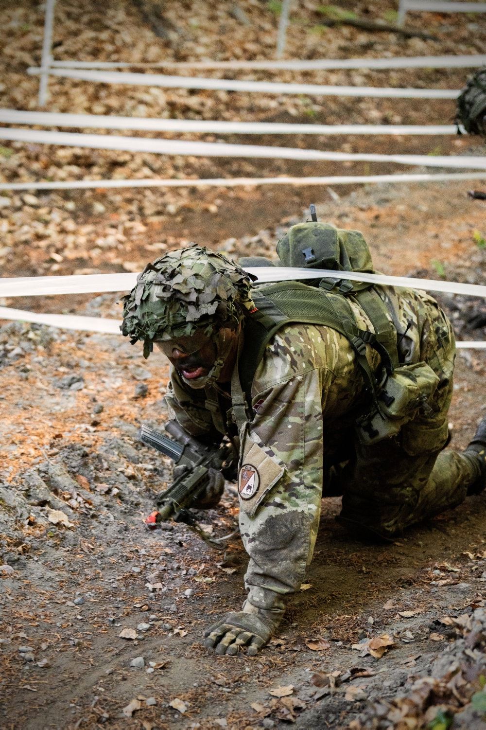 Ung mand i camouflagedragt