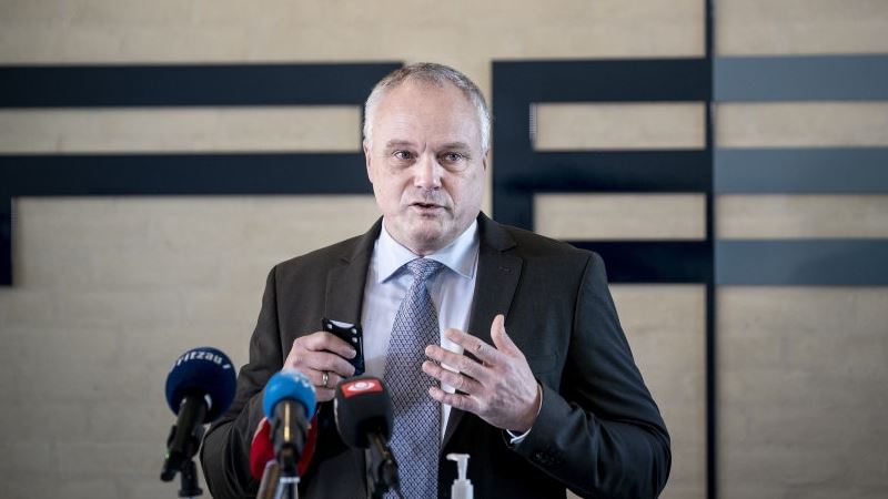 politimand på talerstol i blåt jakkesæt