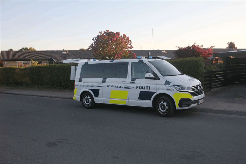 en stor politiubil på villavej