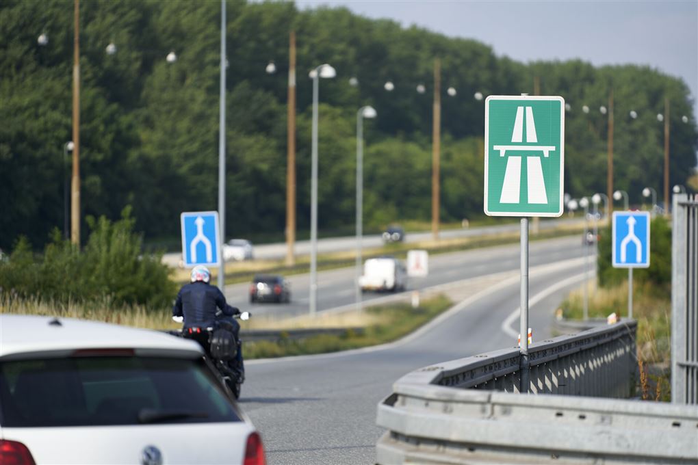 motorvejsfrakørsel med skilt