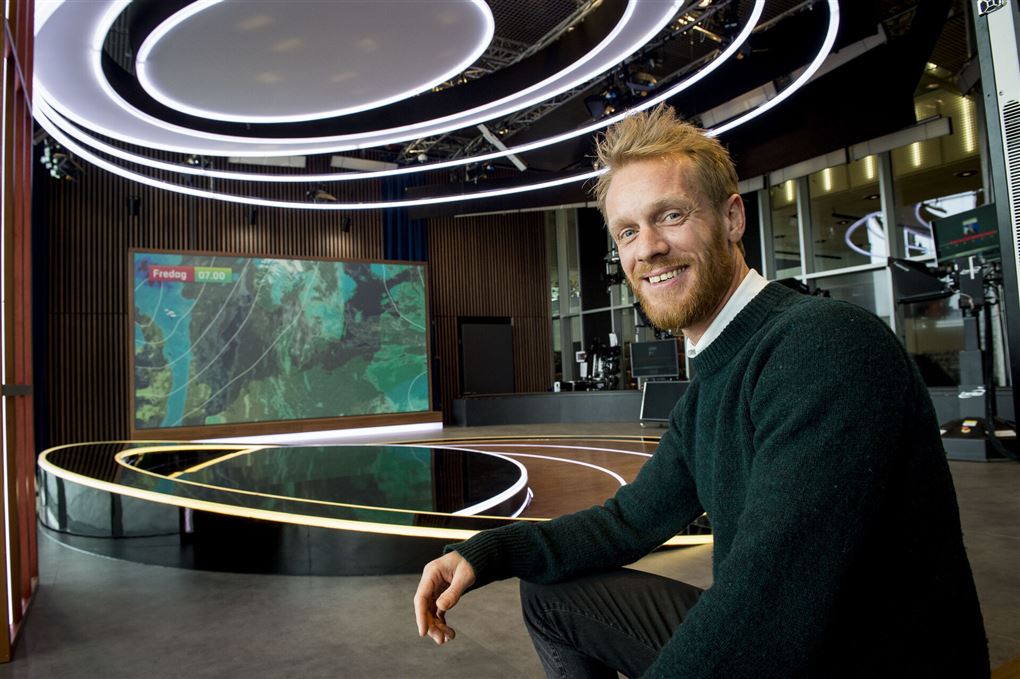 mand poserer i tv-studie